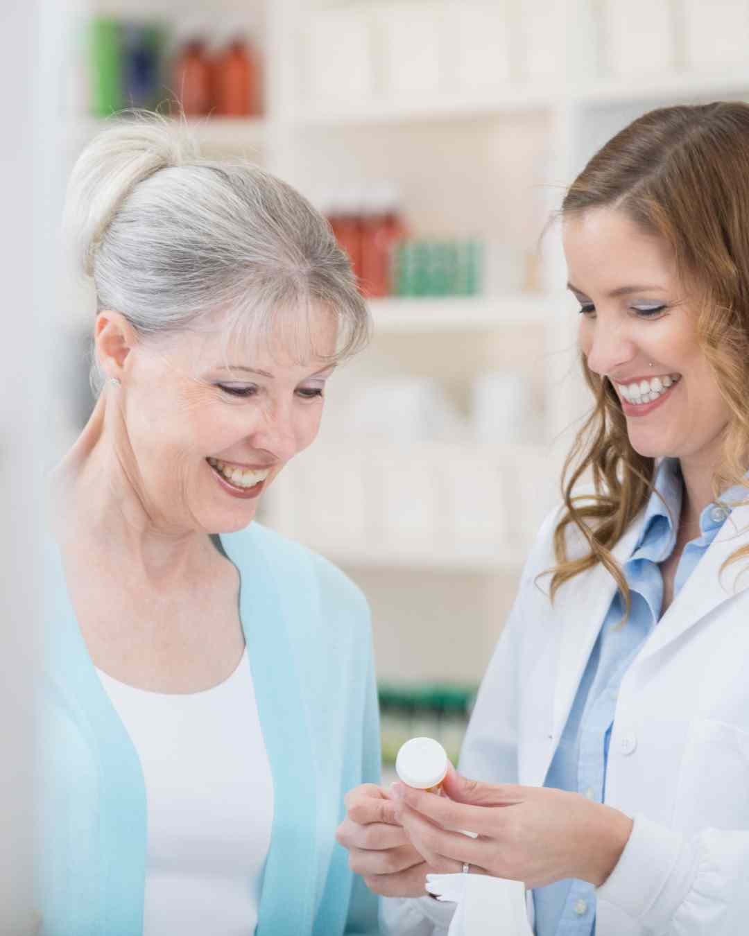 Beratungsgespräch am HV-Tisch der Hausdorff Apotheke